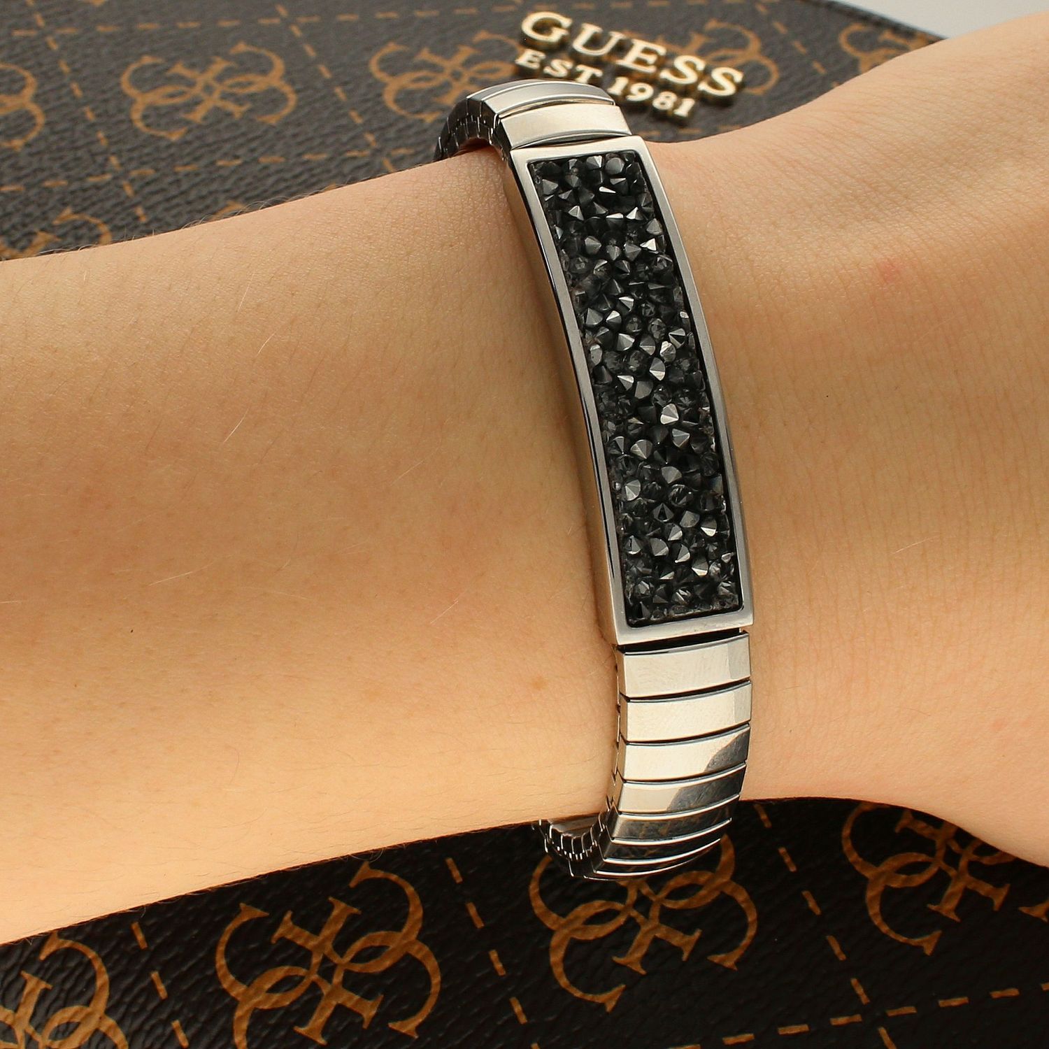 Bransoletka Nomination Italy z kolekcji Extension Glitter. Elastyczna bransoletka wykonana ze stali szlachetnej, zdobiona sypanymi, błyszczącymi szarymi kryształkami..jpg